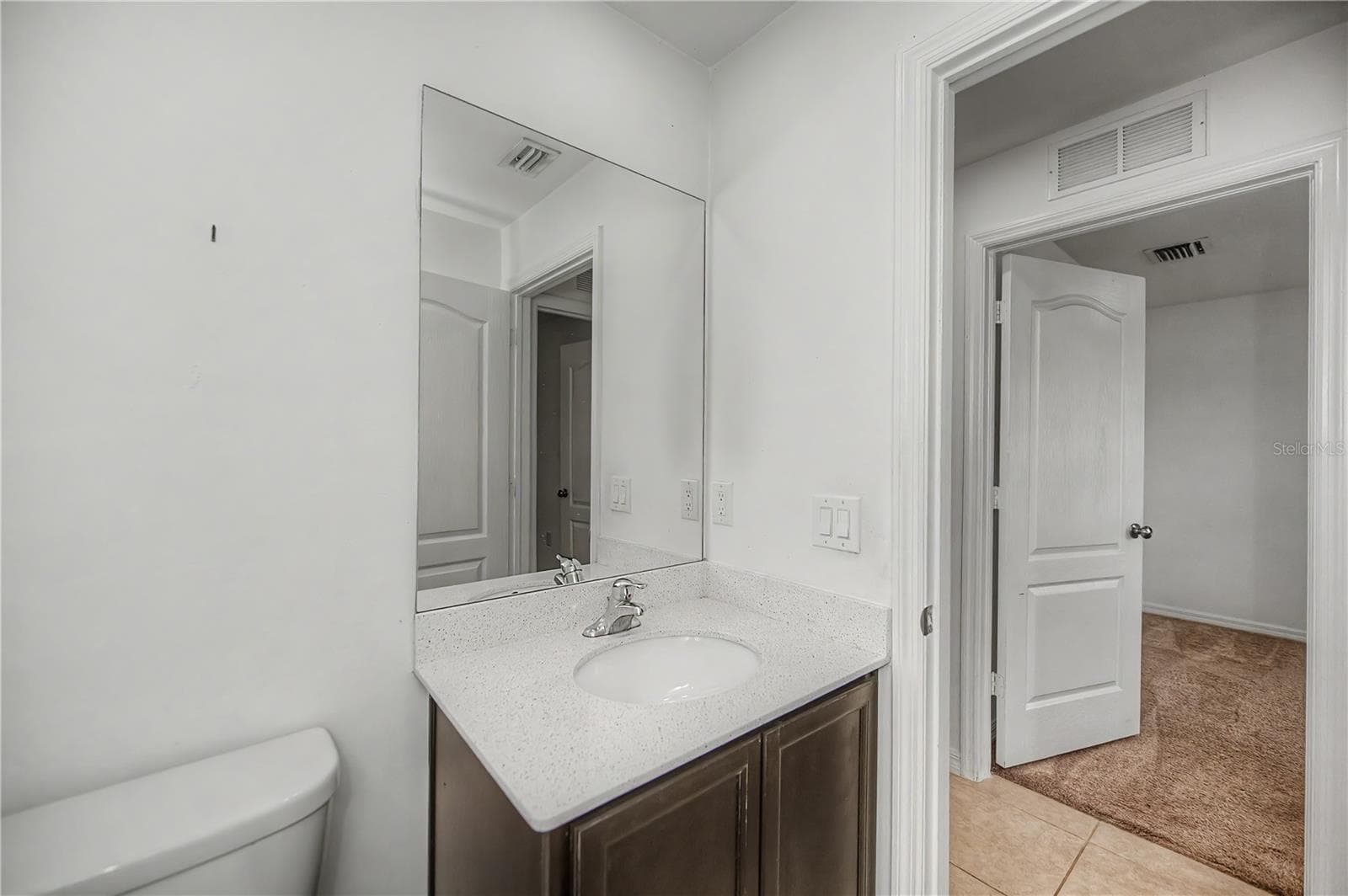 Guest Bathroom with Tub/Shower Combo and Vanity - 2555 ATWATER DR, NORTH PORT