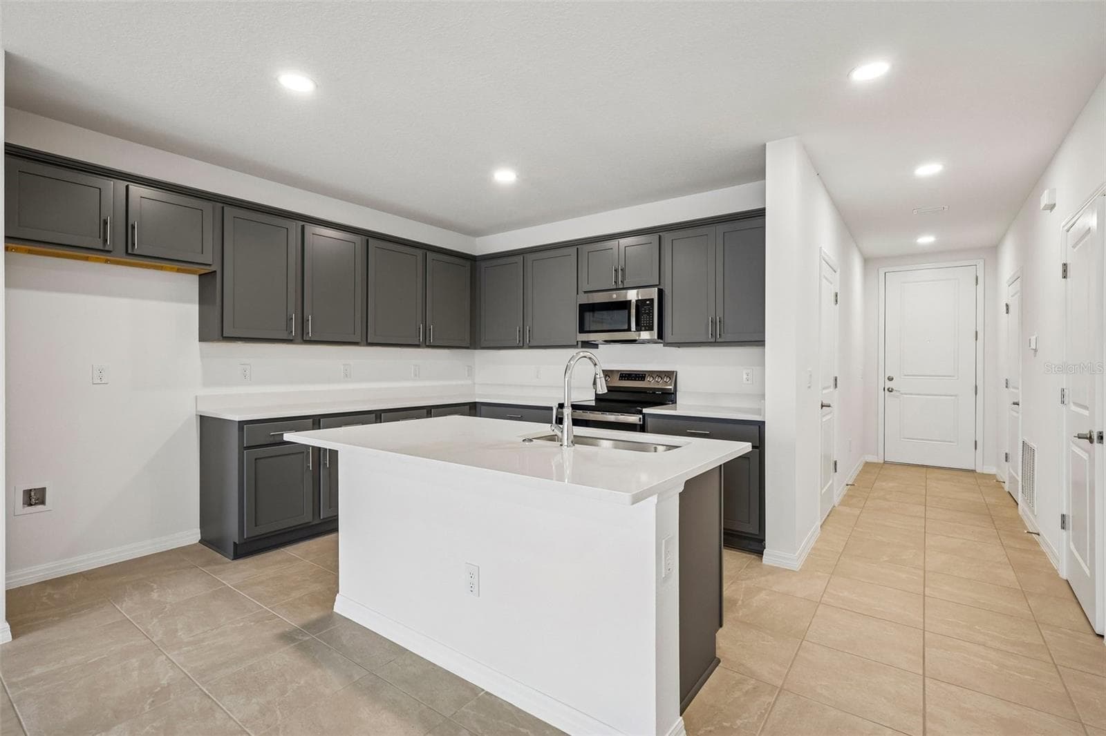Townhouse at 6848 HOLCOMBE DOWN DR, ZEPHYRHILLS, photo 4 of 32