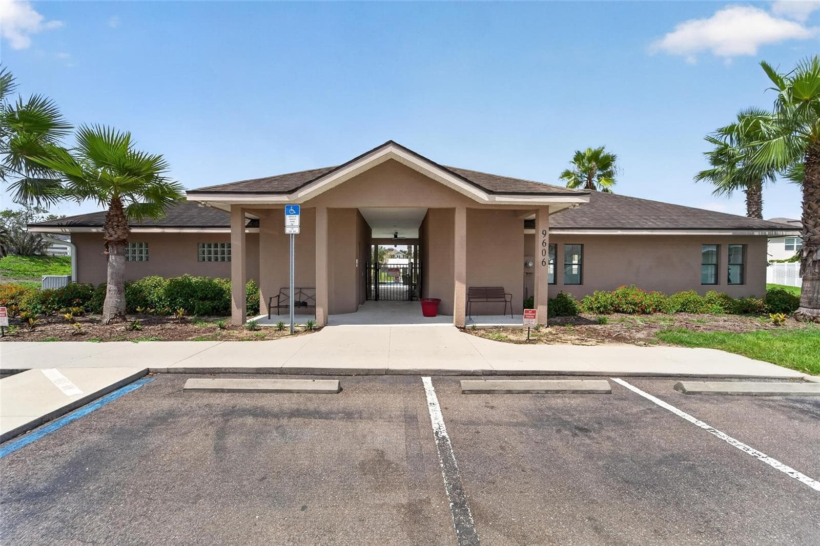 Community Pool - 9637 TRONCAIS CIR, THONOTOSASSA