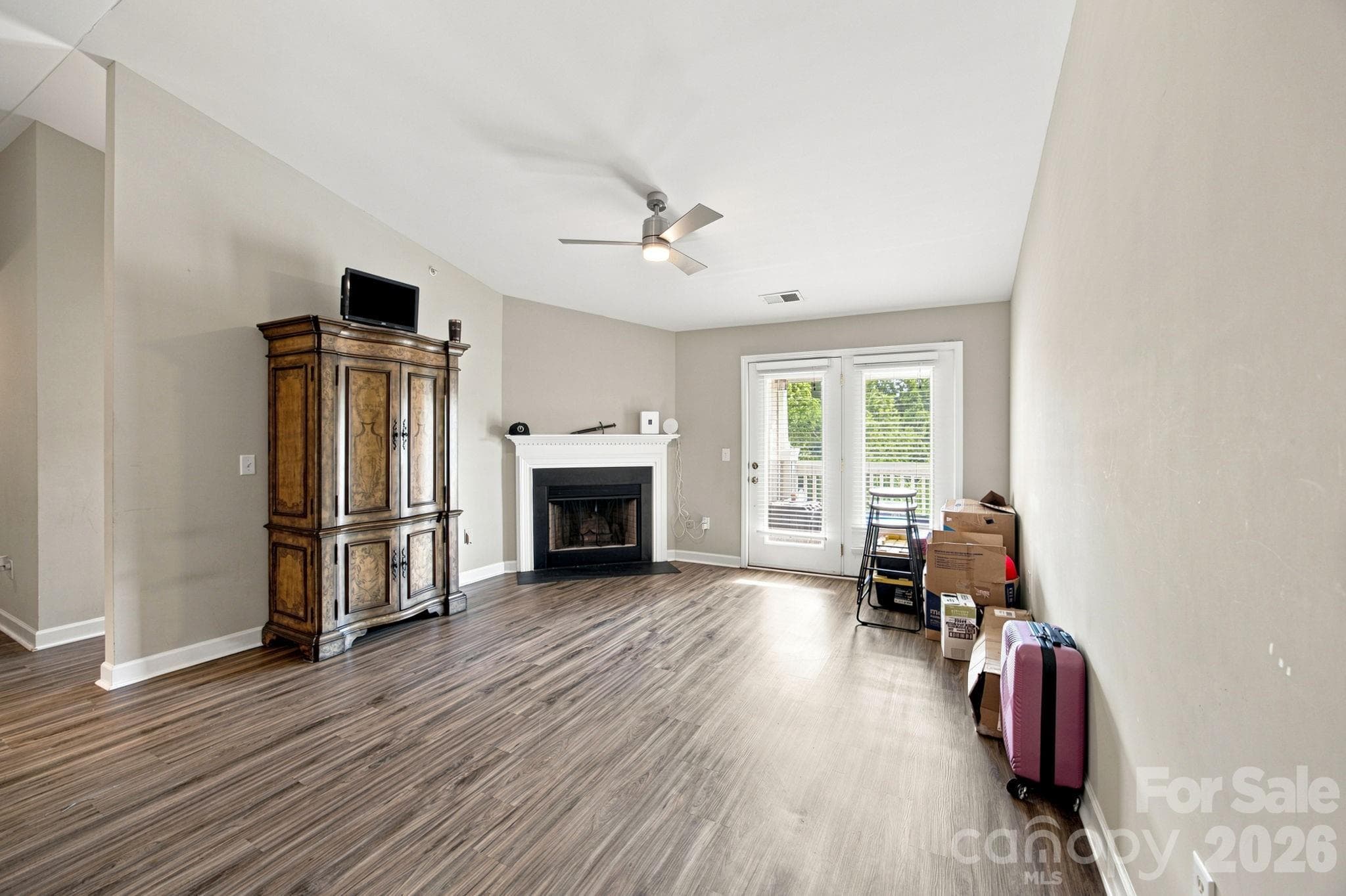 Living Area w/ Vaulted Ceilings & Fireplace - 17257 Doe Valley Court, Cornelius