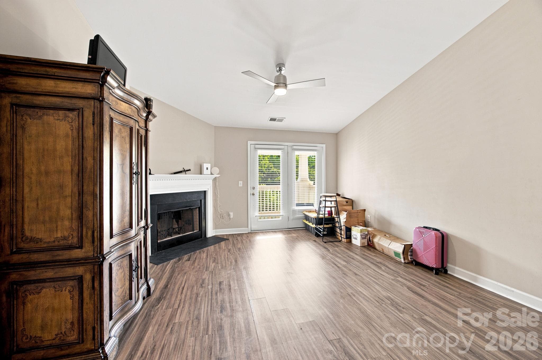 Living Area w/ Vaulted Ceilings & Fireplace - 17257 Doe Valley Court, Cornelius