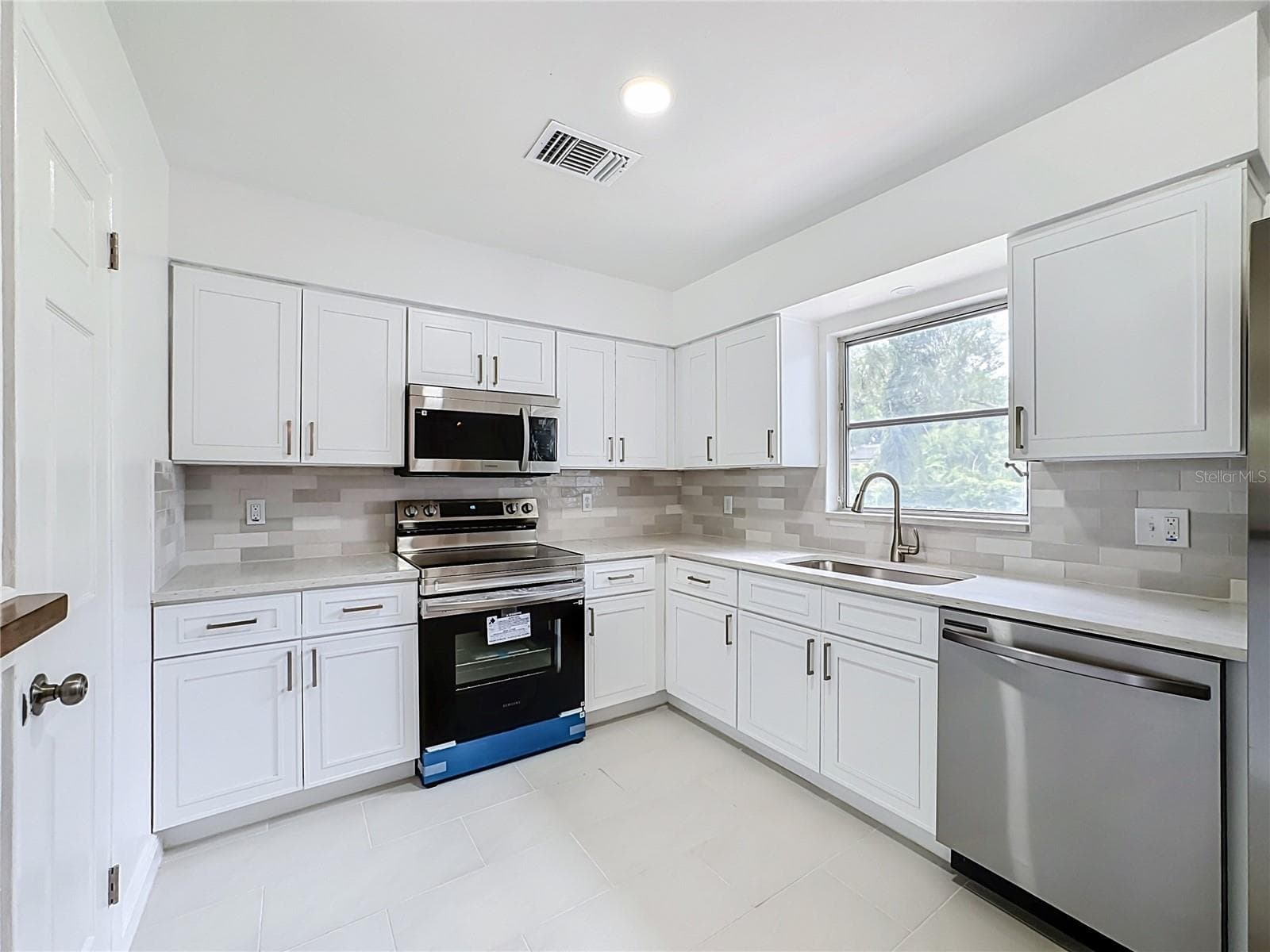 Single Family Residence at 514 W HILDA DR, BRANDON, photo 25 of 51