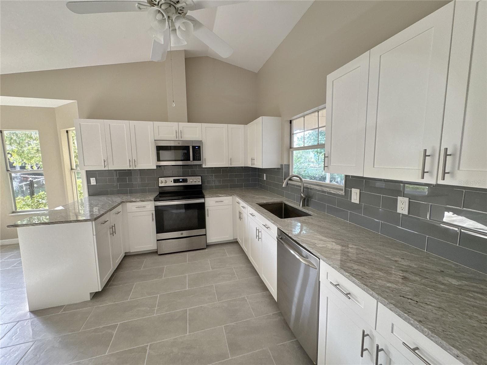 beautifully appointed kitchen - 3174 57TH AVENUE CIR E, BRADENTON