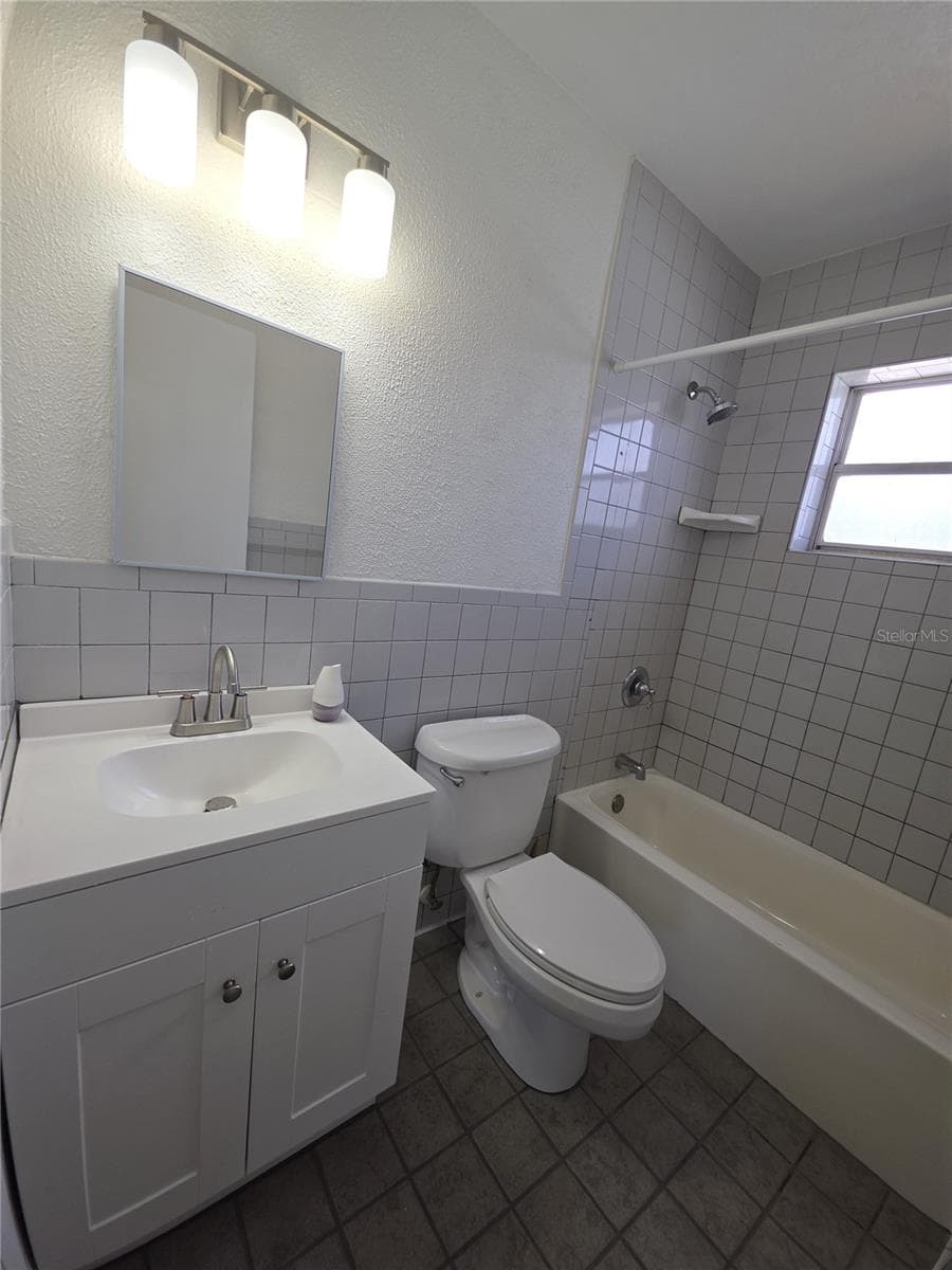 Bath - 802 CRAWFORD ST, DELTONA