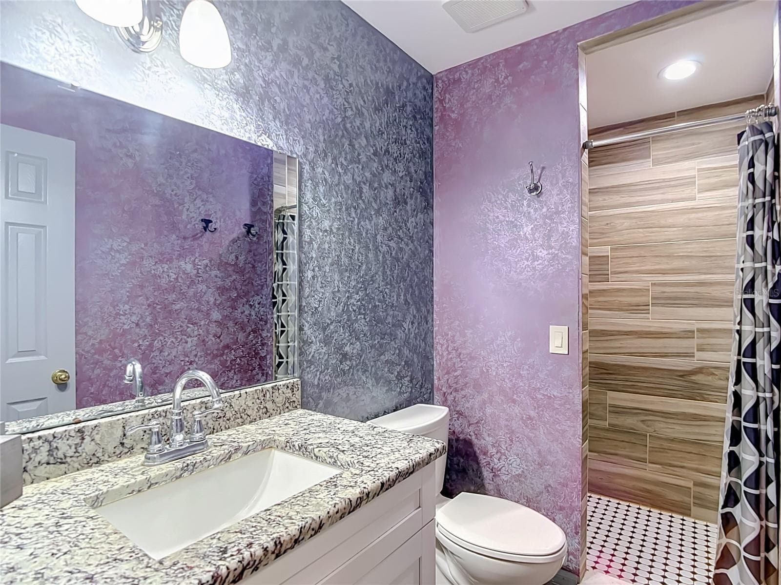 Hall Bath - 16040 PENWOOD DR, TAMPA