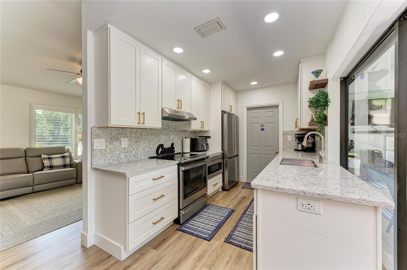 Single Family Residence at 18565 EDGEWATER DR, PORT CHARLOTTE, photo 10 of 38