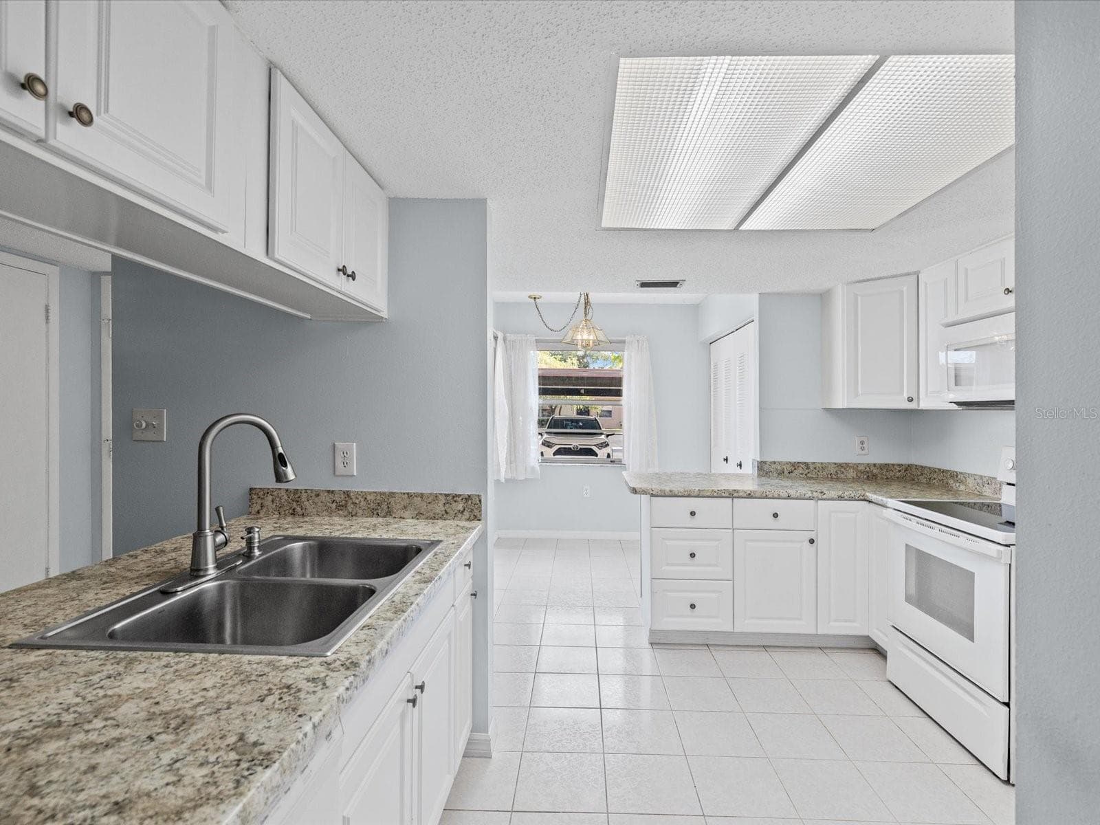 Beautifully Updated Kitchen - 3806 STAYSAIL LN, HOLIDAY