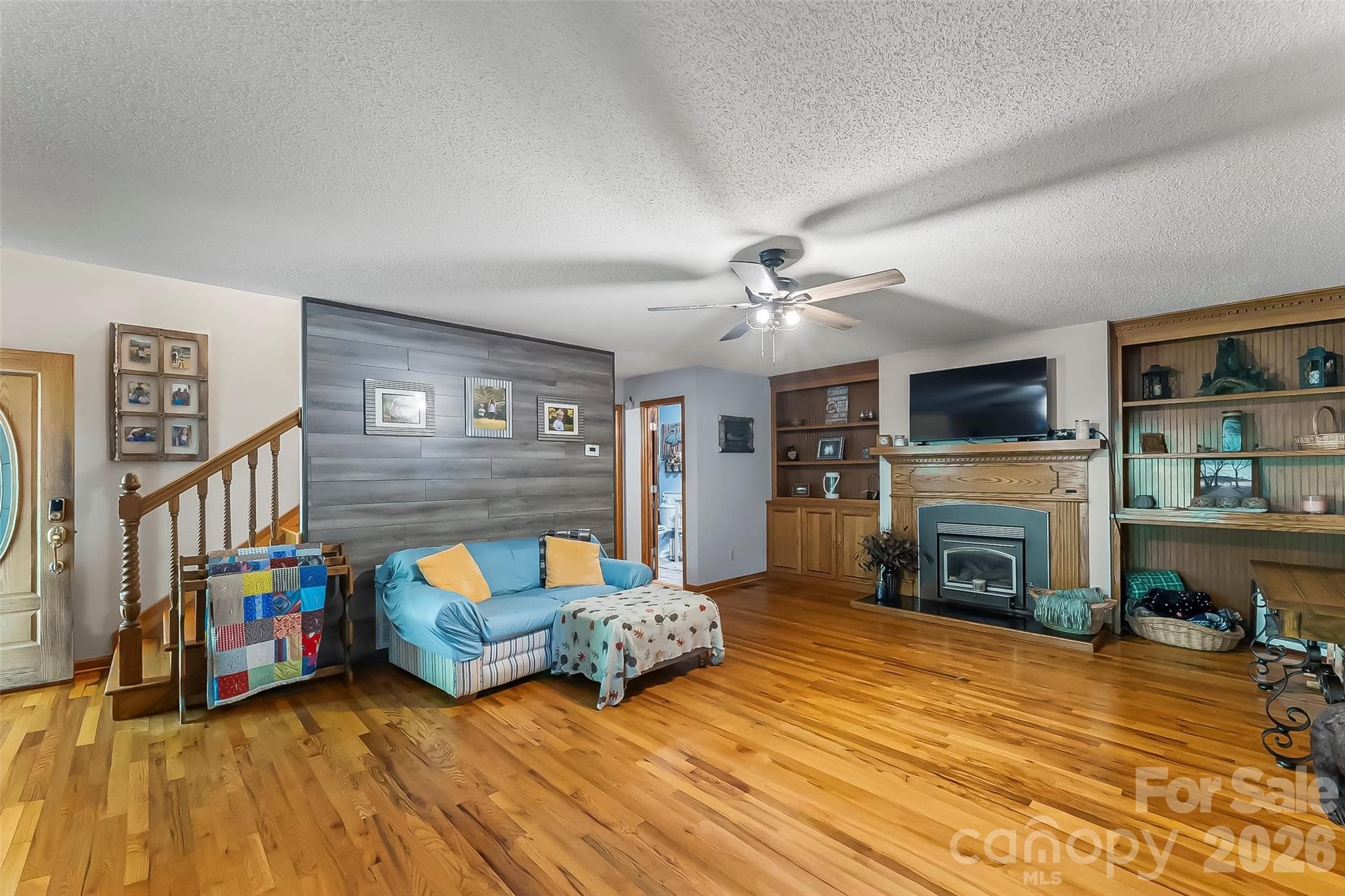 Single Family Residence at 34 Lakeside Drive, Marion, photo 9 of 28