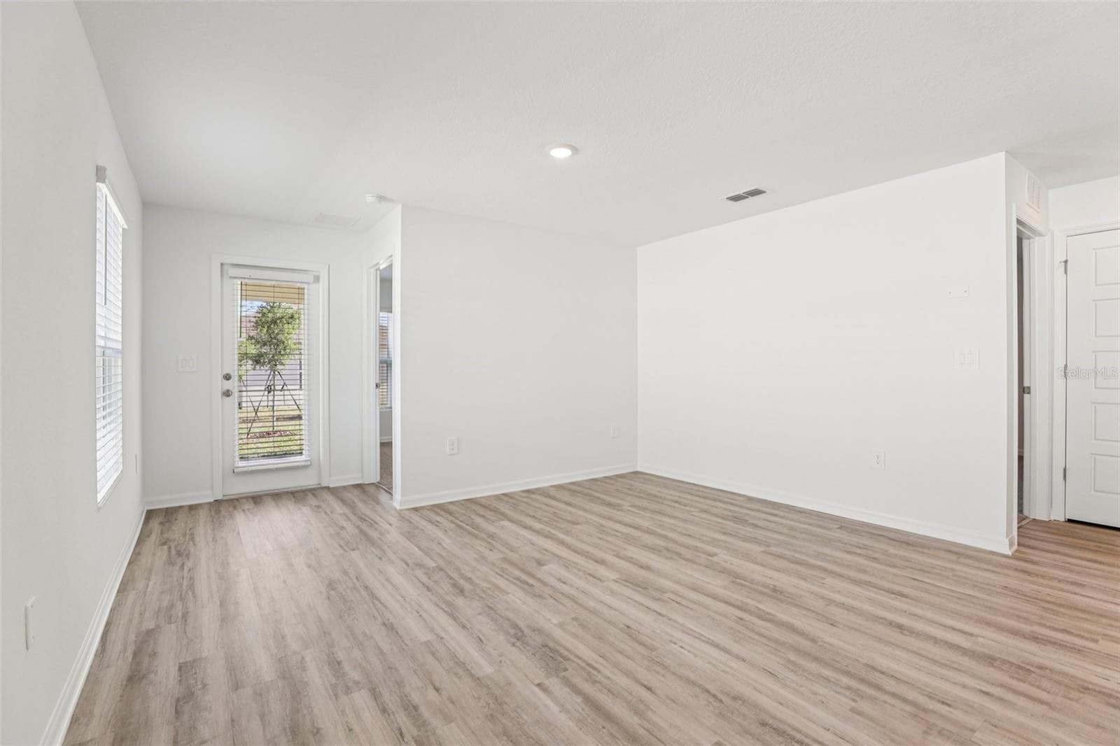 Single Family Residence at 3328 WHITE INDIGO RD, WINTER HAVEN, photo 5 of 25