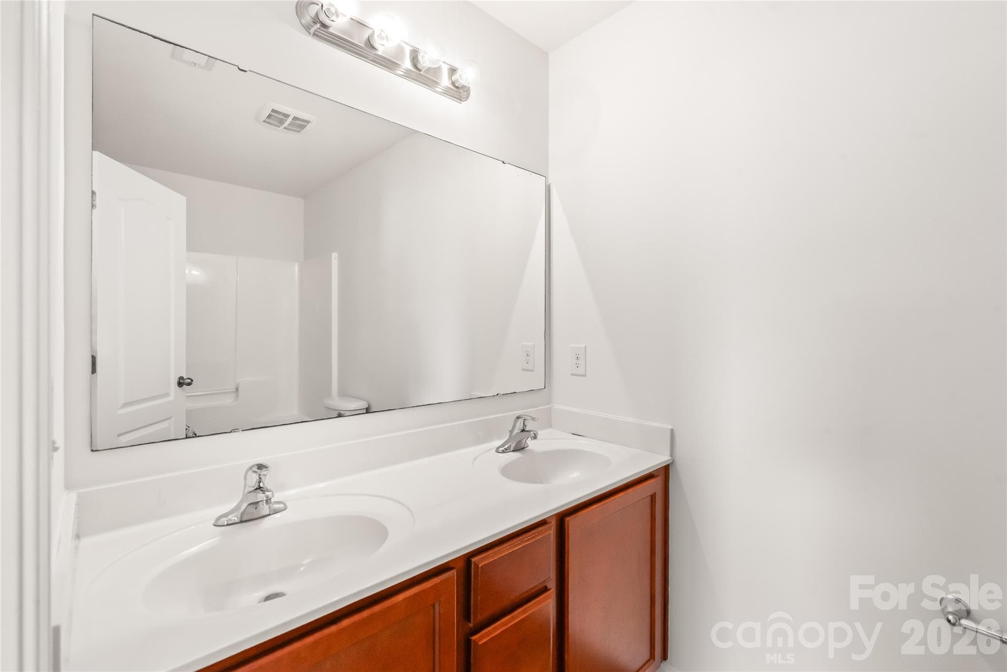 Full bathroom upstairs with dual vanity and bathtub/shower combo. - 8411 Romana Red Lane, Charlotte
