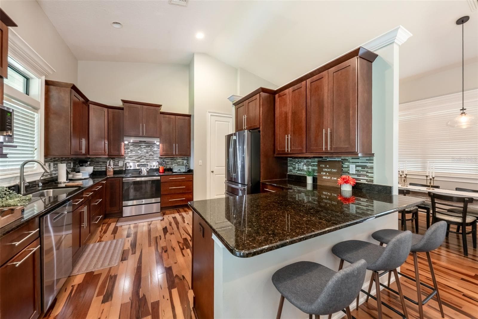 Kitchen and breakfast bar - 834 MILLSHORE DR, CHULUOTA