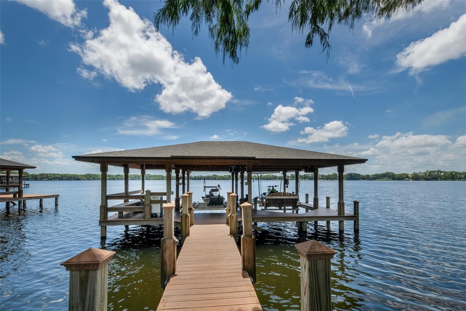 Covered doc with 2 lifts - 834 MILLSHORE DR, CHULUOTA