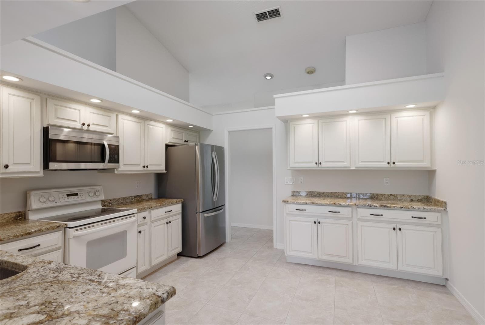 Updated kitchen with custom wood cabinetry. Cathedral ceilings and skylights throughout the house. - 851 FAULKWOOD CT, SARASOTA