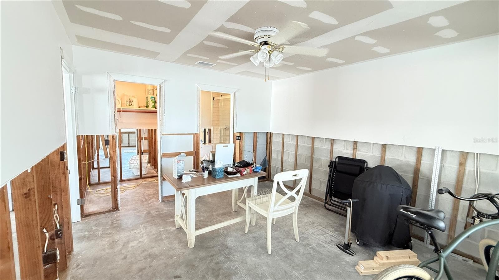 Street side bedroom with ensuite bathroom and walk in closet - 420 63RD ST #420A, HOLMES BEACH