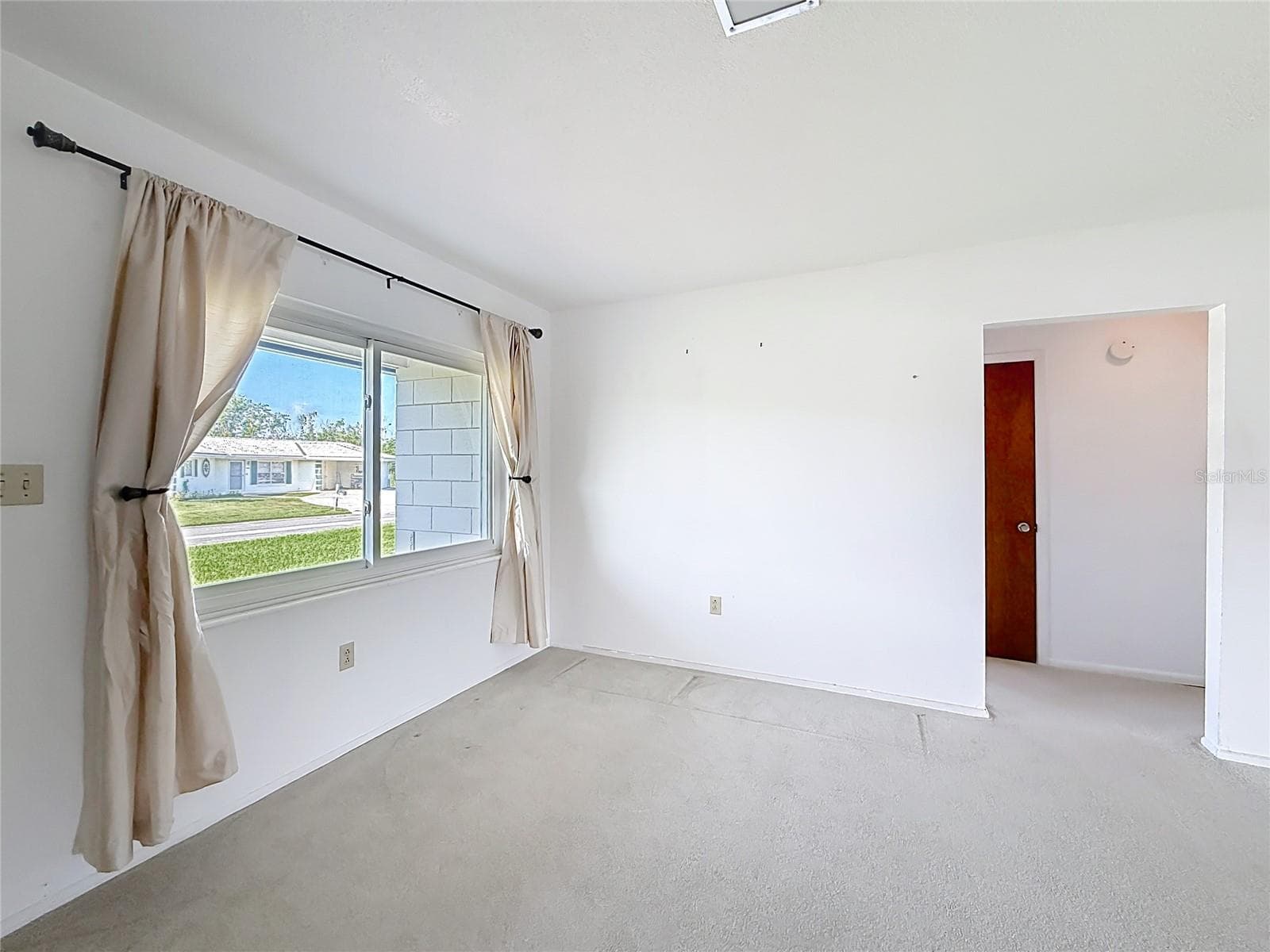 Single Family Residence at 13225 COUNTRY CLUB DR, TAVARES, photo 9 of 60