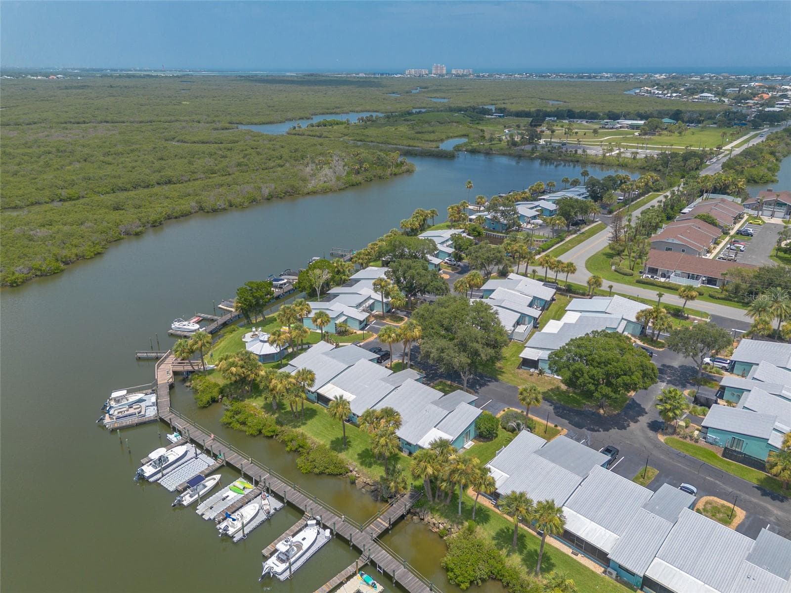 Complex on waterway access to Intracoastal - 76 HEATHER POINT CT, NEW SMYRNA BEACH