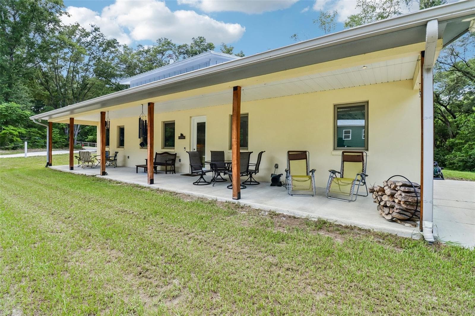 Expansive Front Porch - 16161 SE 137TH CT, WEIRSDALE