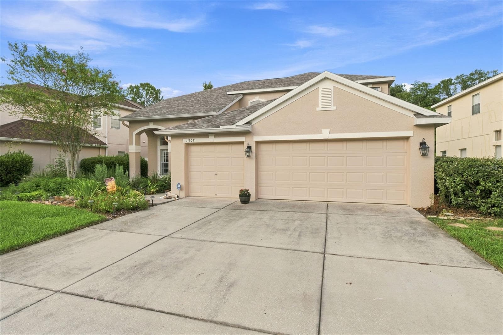 Massive driveway for multiple vehicles. - 11507 BELLE HAVEN DR, NEW PORT RICHEY