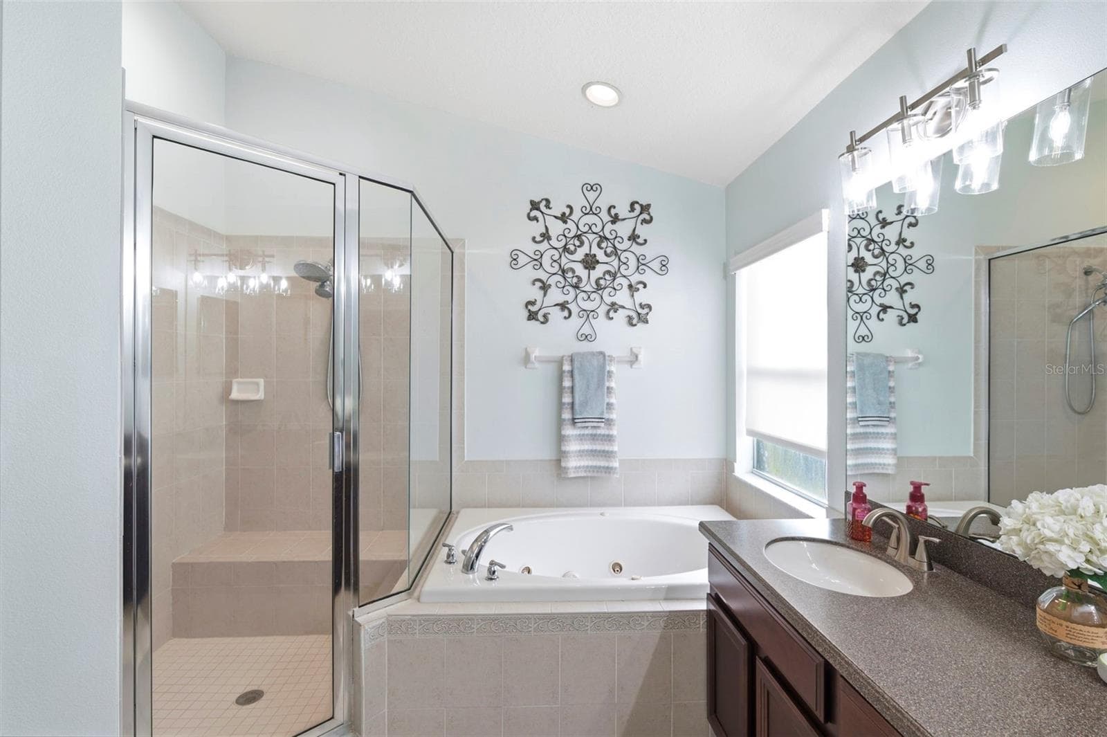 Separate jetted spa tub & shower. - 11507 BELLE HAVEN DR, NEW PORT RICHEY
