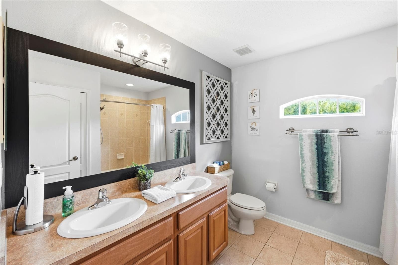 Spacious full bath with dual sinks. - 11507 BELLE HAVEN DR, NEW PORT RICHEY