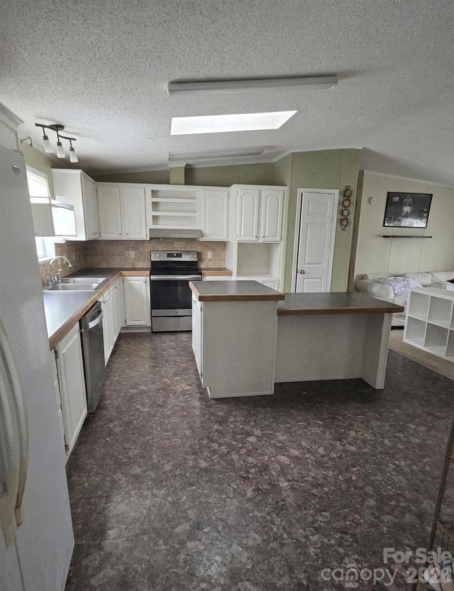 Single Family Residence at 1276 Forest Ridge Drive, Bessemer City, photo 2 of 9