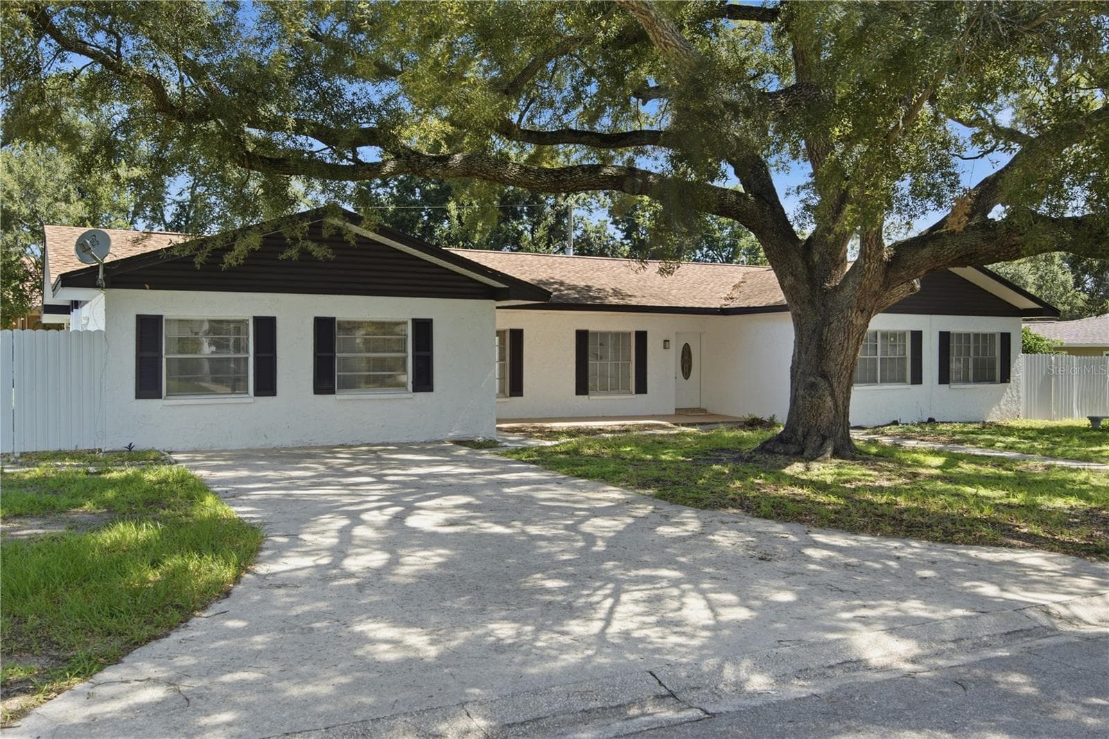 Single Family Residence at 604 ROYAL CREST DR, BRANDON, photo 2 of 55