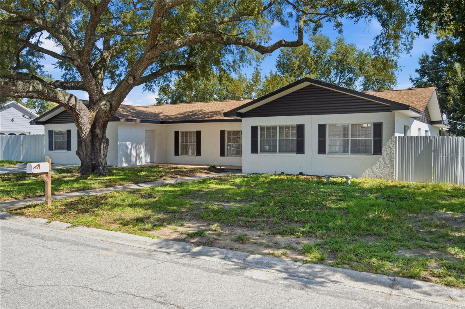 Single Family Residence at 604 ROYAL CREST DR, BRANDON, photo 3 of 55