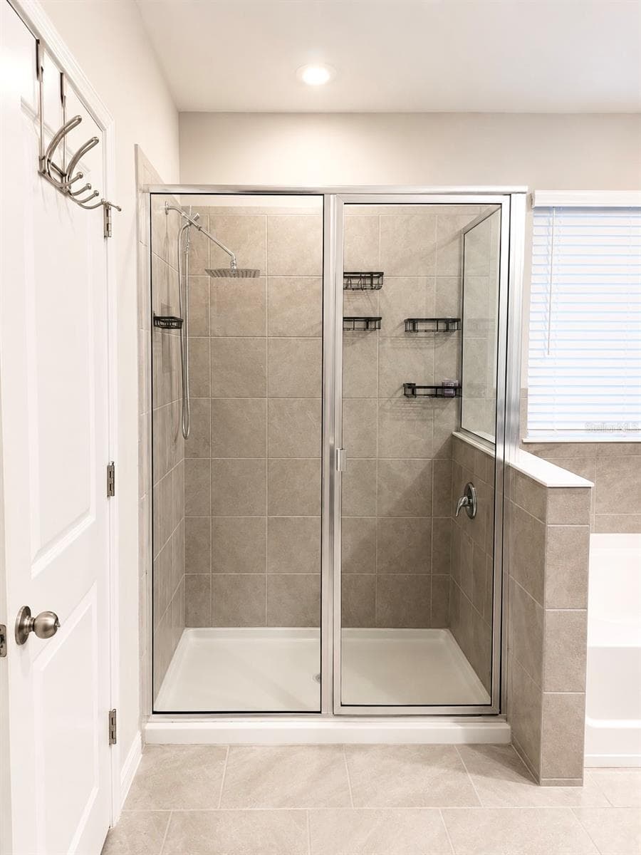 master bathrrom shower - 3817 SUNNY SPRING ST, PLANT CITY