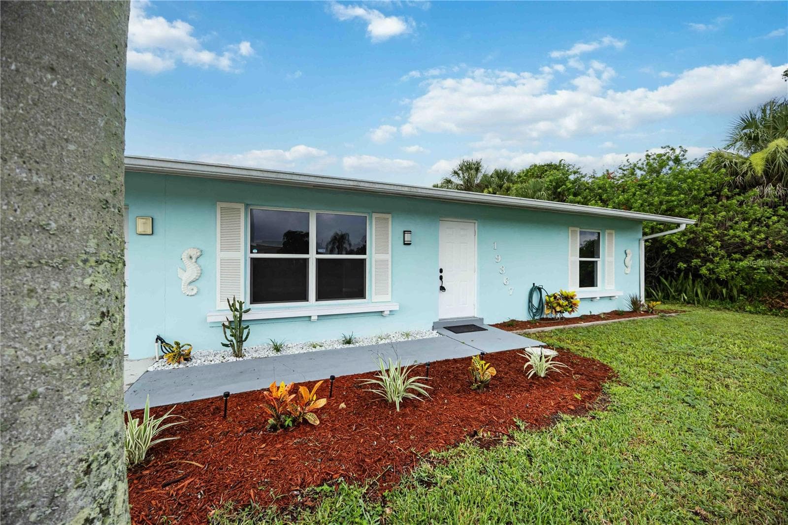 Single Family Residence at 19367 EDGEWATER DR, PORT CHARLOTTE, photo 4 of 33
