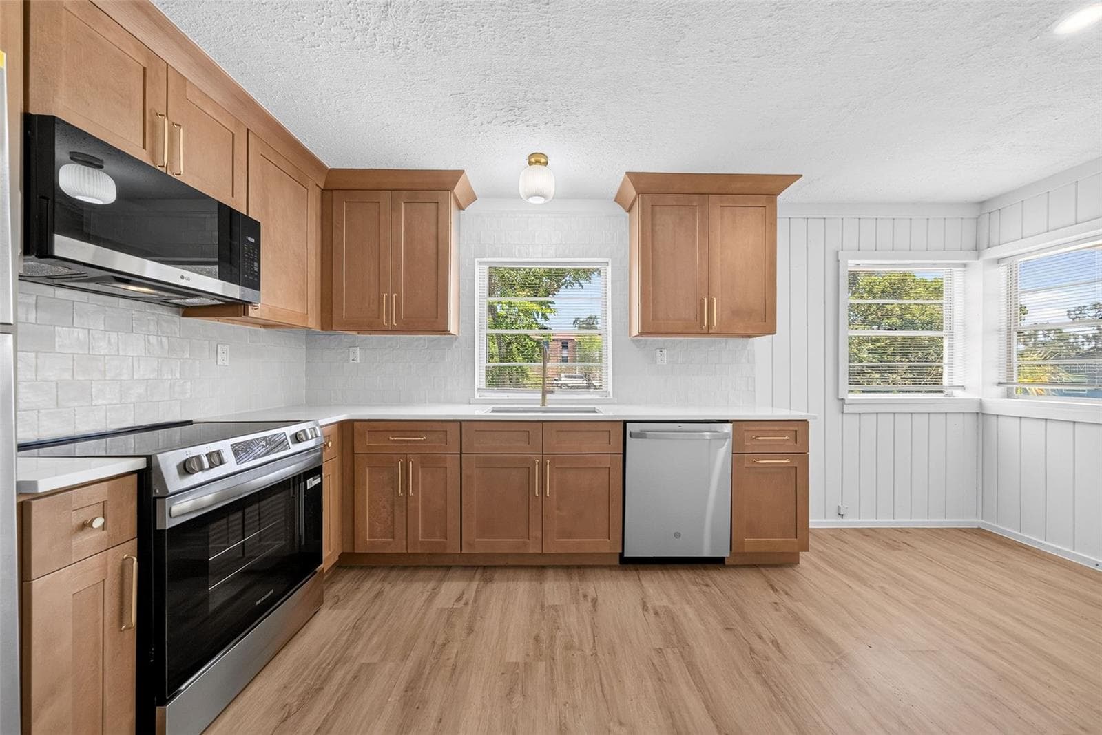 Single Family Residence at 1202 E CAROLINE ST, TAVARES, photo 5 of 11