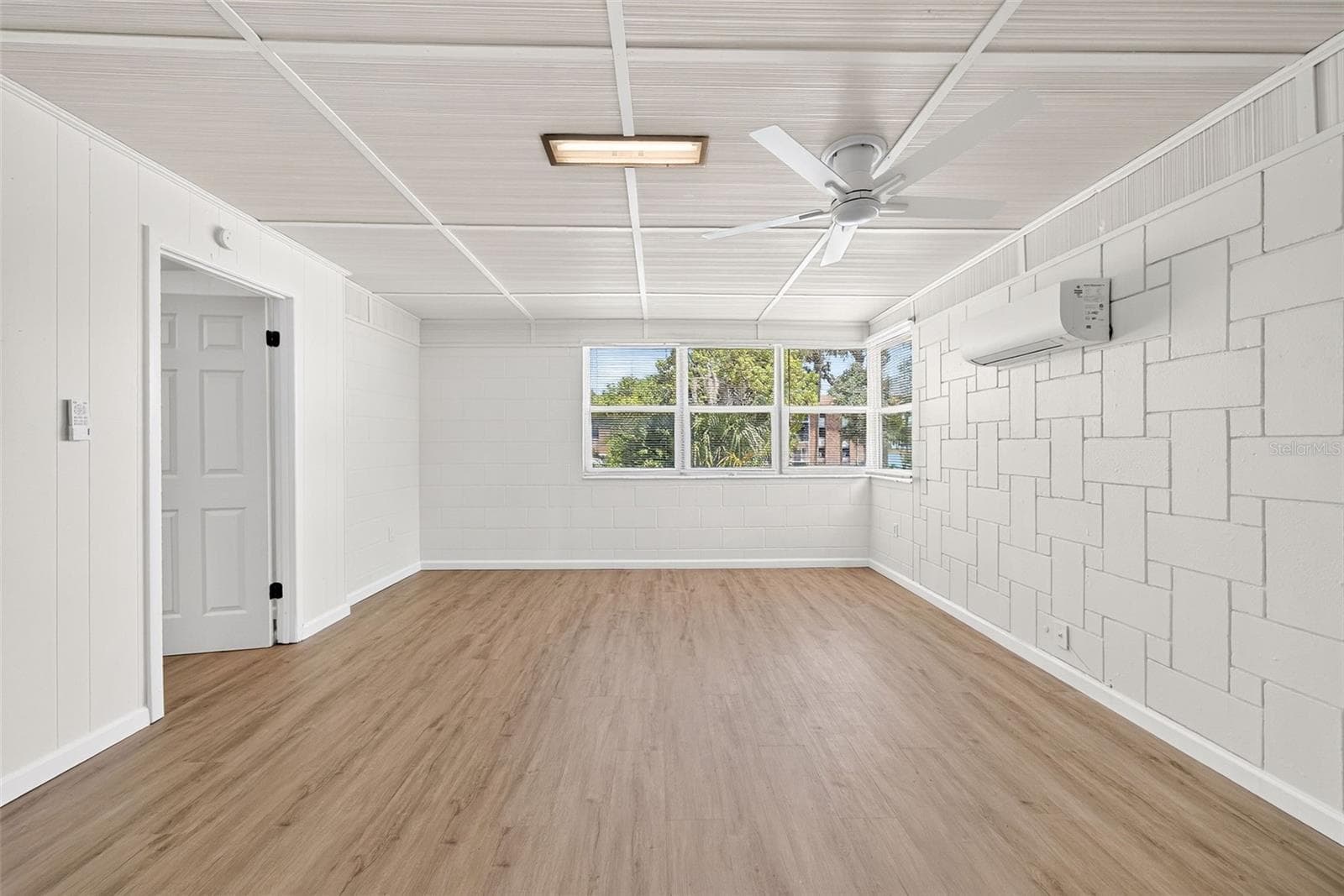 Single Family Residence at 1202 E CAROLINE ST, TAVARES, photo 8 of 11