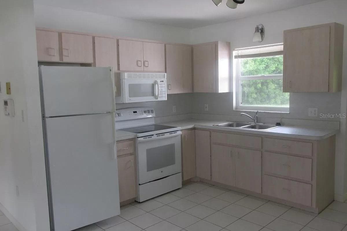 Duplex at 2911 BENTLEY ST, SARASOTA, photo 4 of 14
