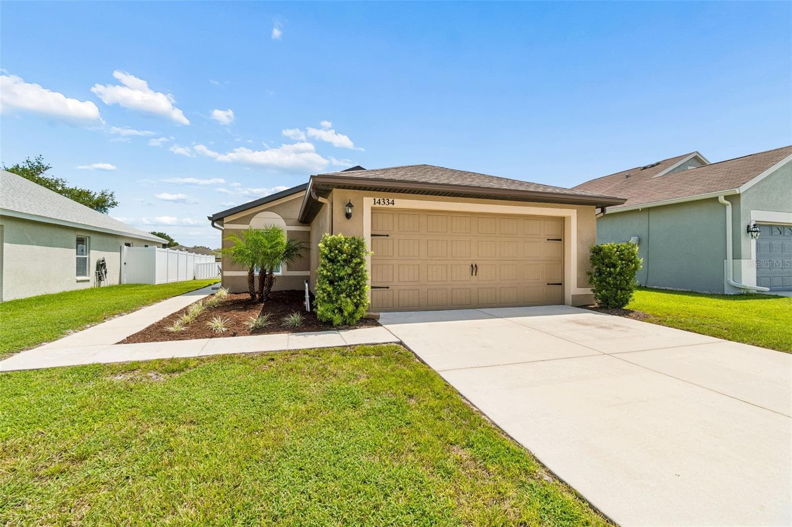 Spacious driveway with 2 car garage. - 14334 HOLLY HAMMOCK LN, BROOKSVILLE