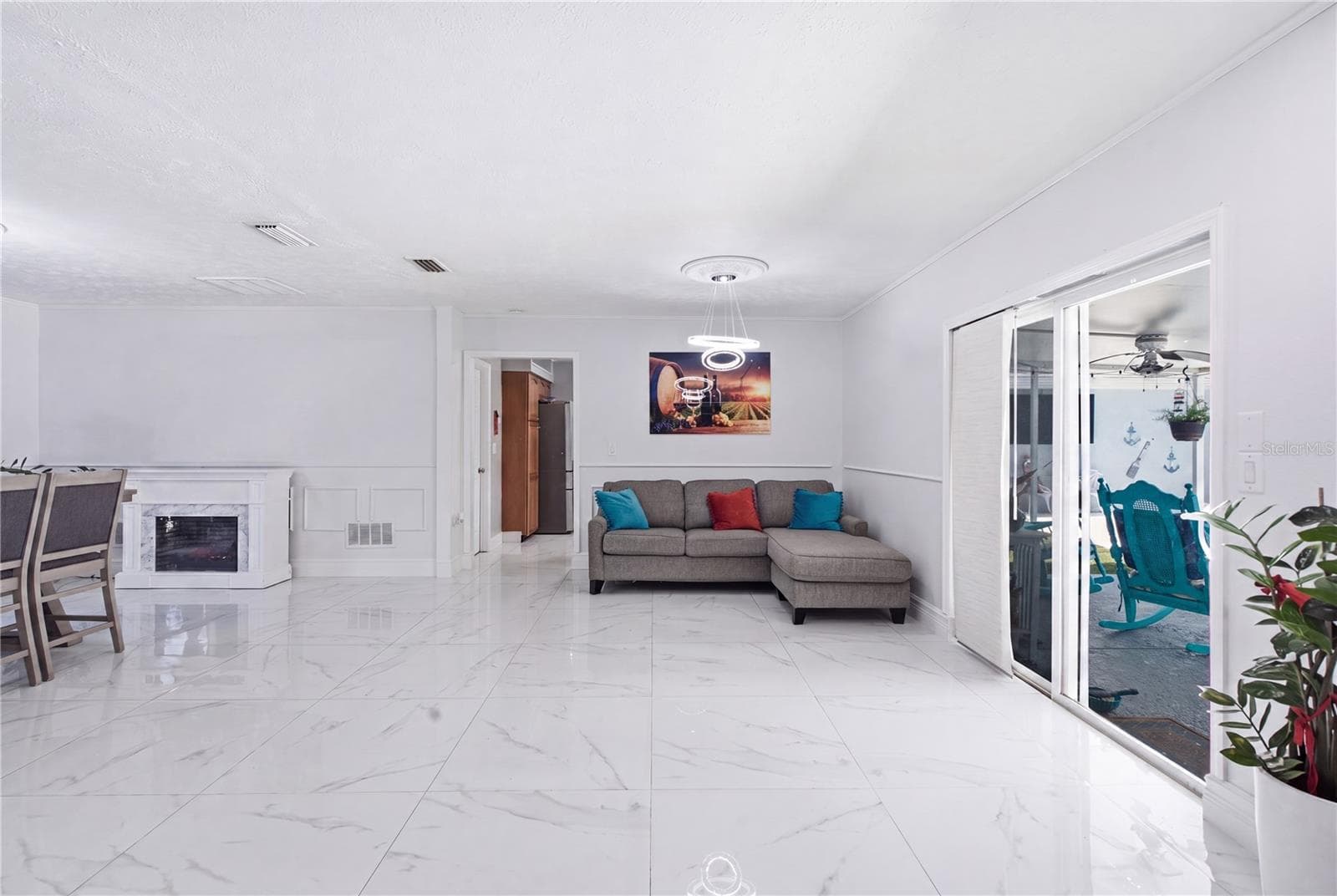 Living Room - 1124 KING ARTHUR CT, VALRICO