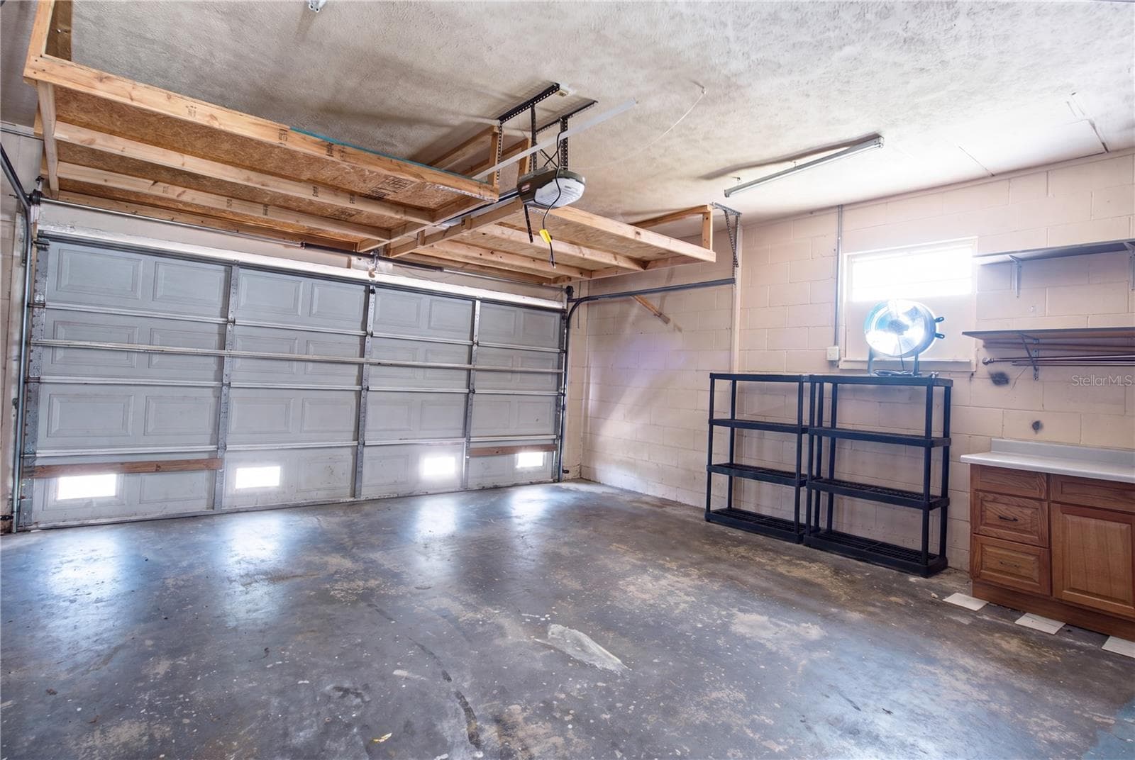 Garage - 1124 KING ARTHUR CT, VALRICO