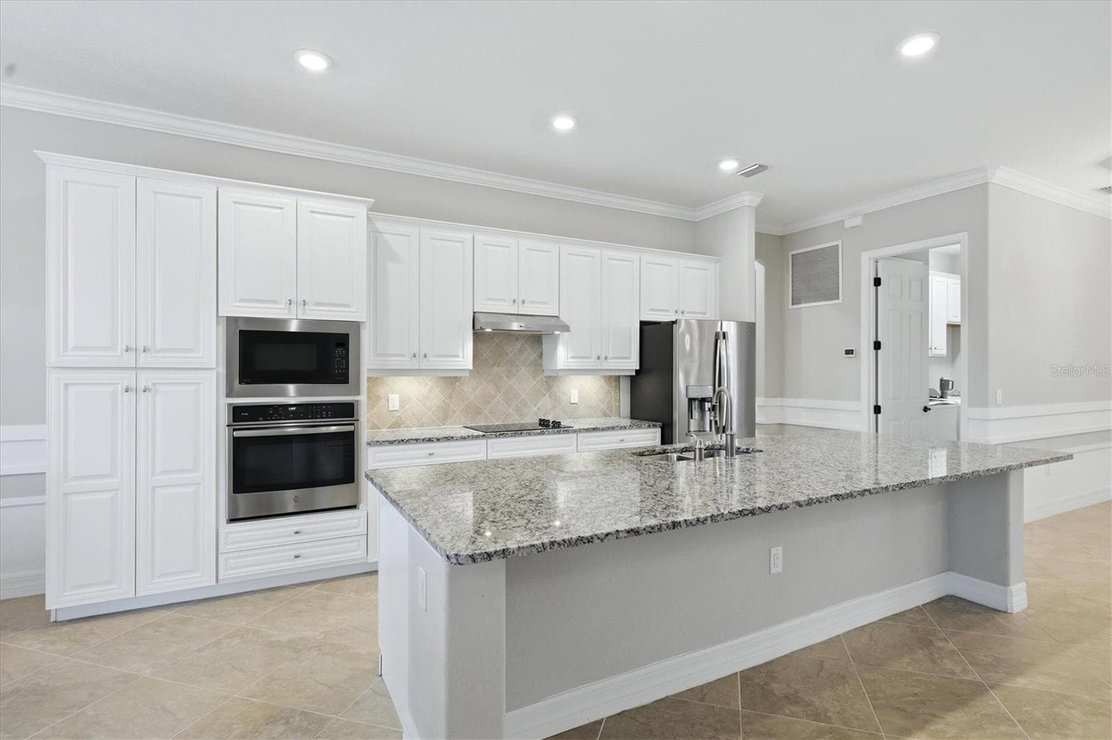 Single Family Residence at 13652 CLASSICO CT, VENICE, photo 14 of 56