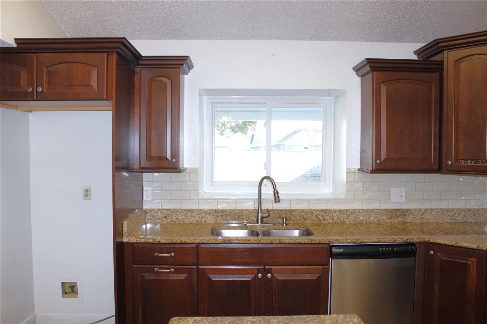 Single Family Residence at 1913 FIRETHORN CT, BRANDON, photo 10 of 58