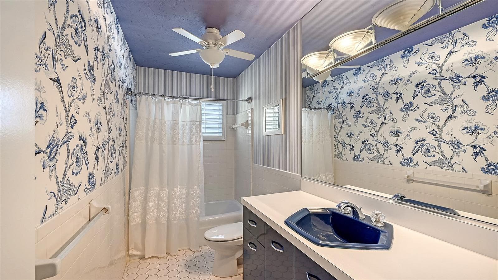 Condominium at 660 GOLDEN GATE POINT #51 & 52, SARASOTA, photo 27 of 36