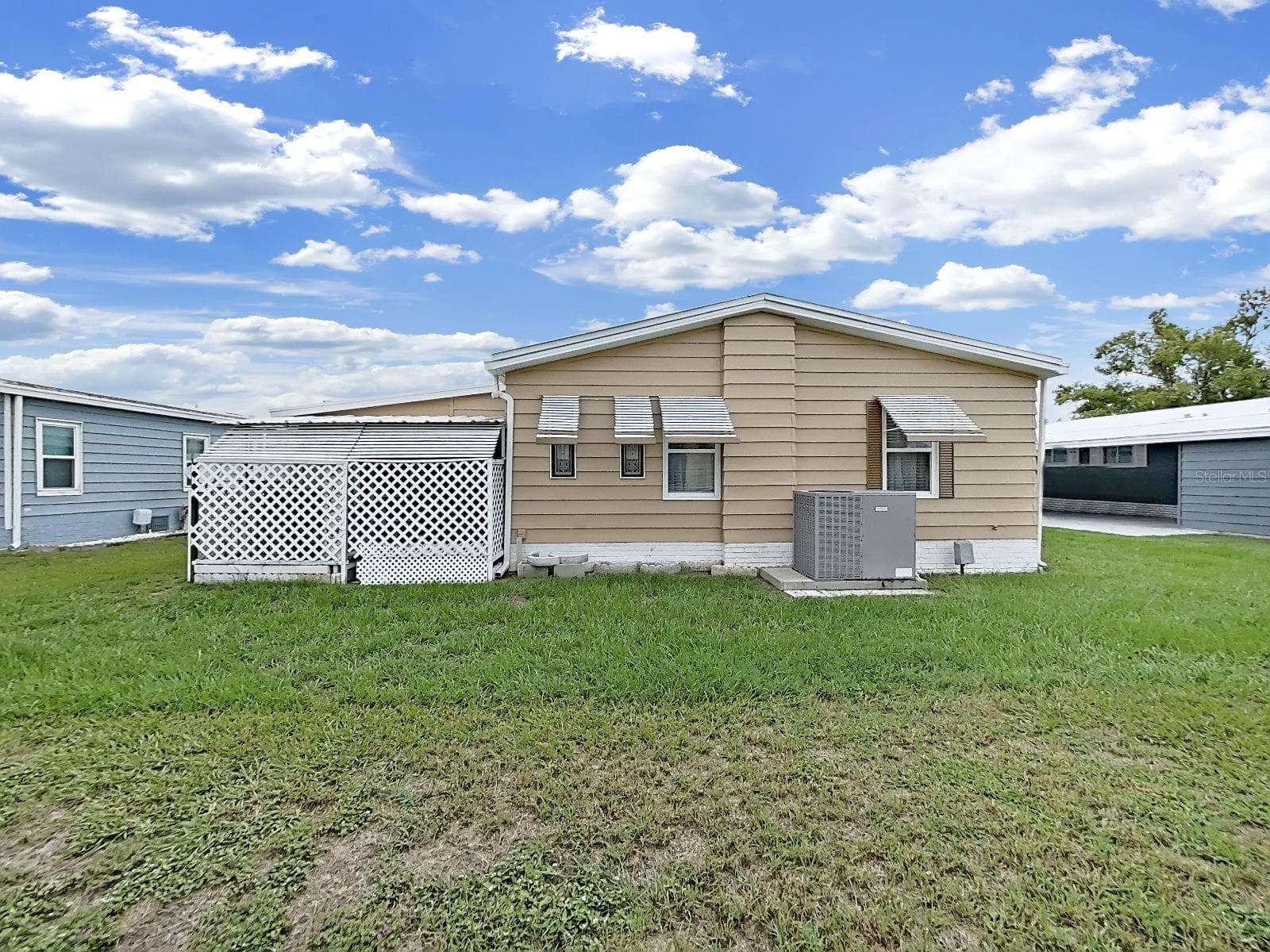Manufactured Home at 5083 LODGEWOOD DR, LAKELAND, photo 4 of 42
