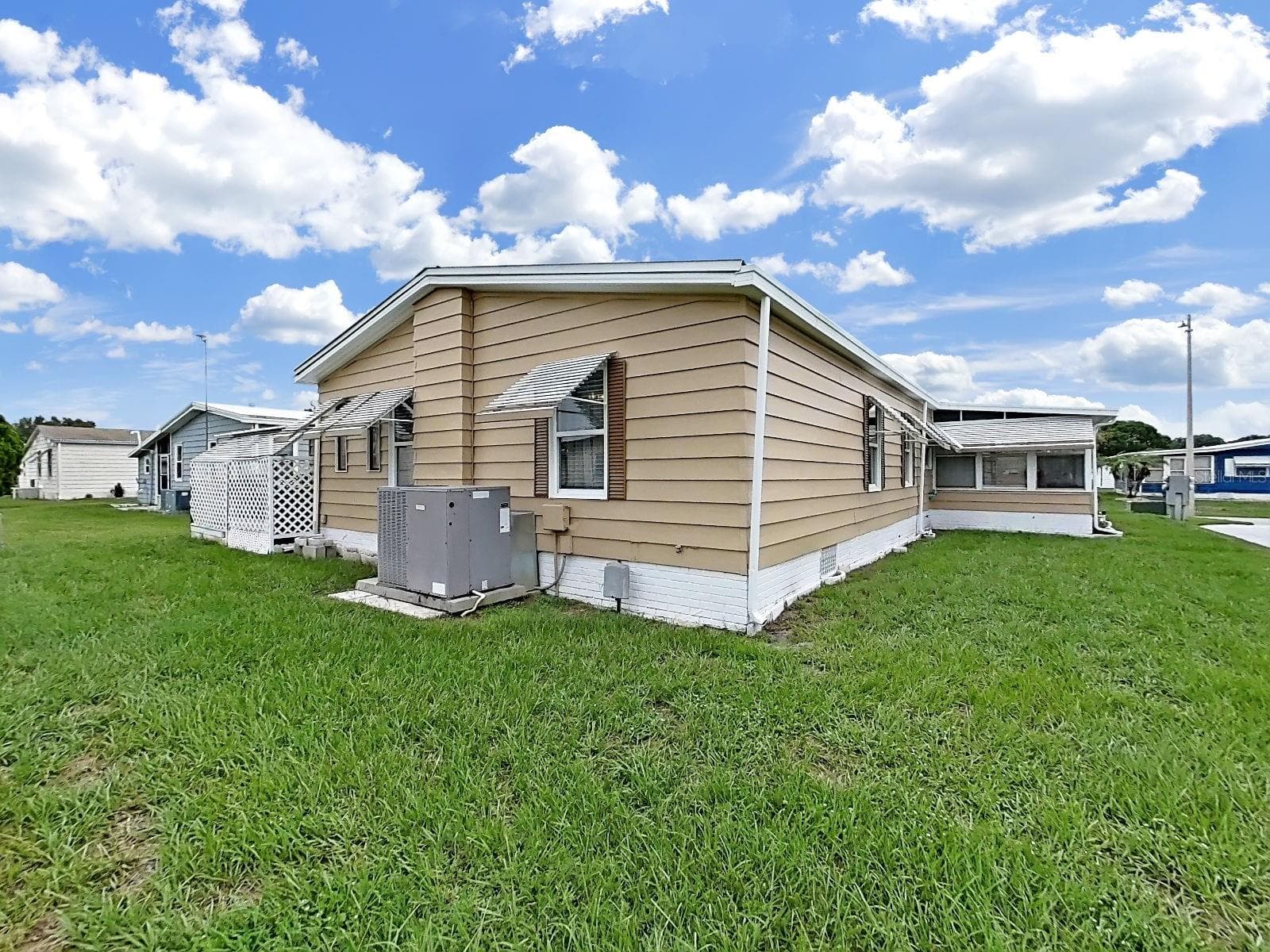 Manufactured Home at 5083 LODGEWOOD DR, LAKELAND, photo 5 of 42