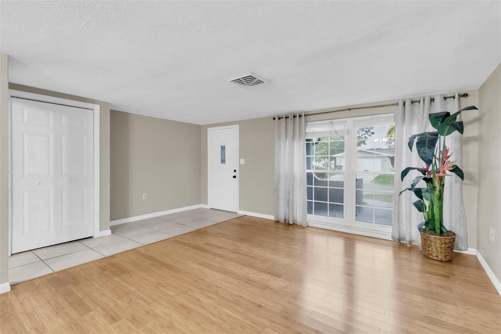 Living room - 9203 GREENBRIAR LN, PORT RICHEY
