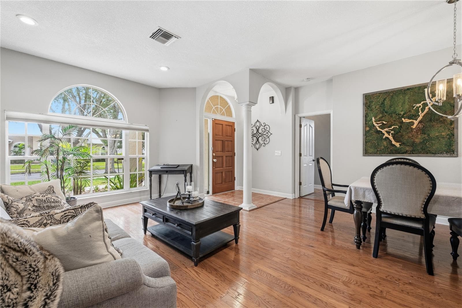 Single Family Residence at 9302 HERITAGE OAK CT, TAMPA, photo 3 of 24