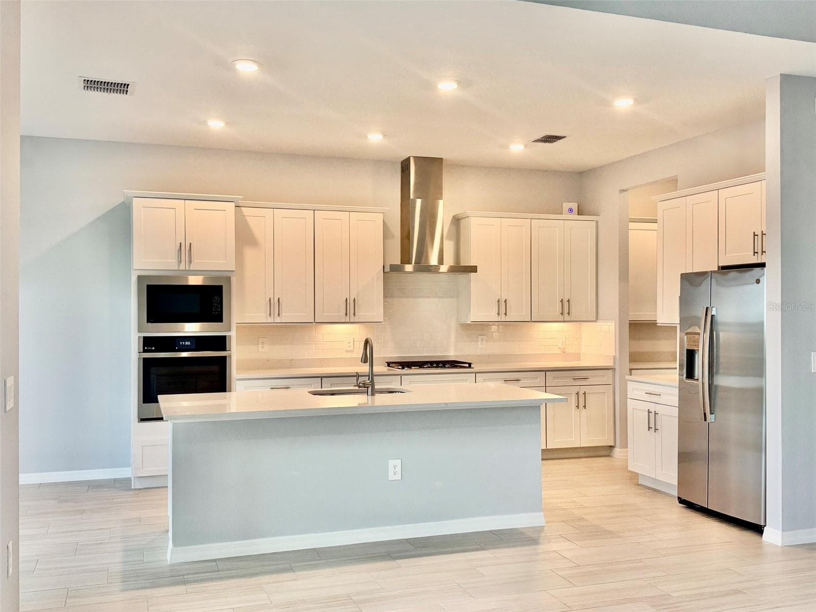 Single Family Residence at 19227 SCALLOP LOOP, LAKEWOOD RANCH, photo 2 of 42