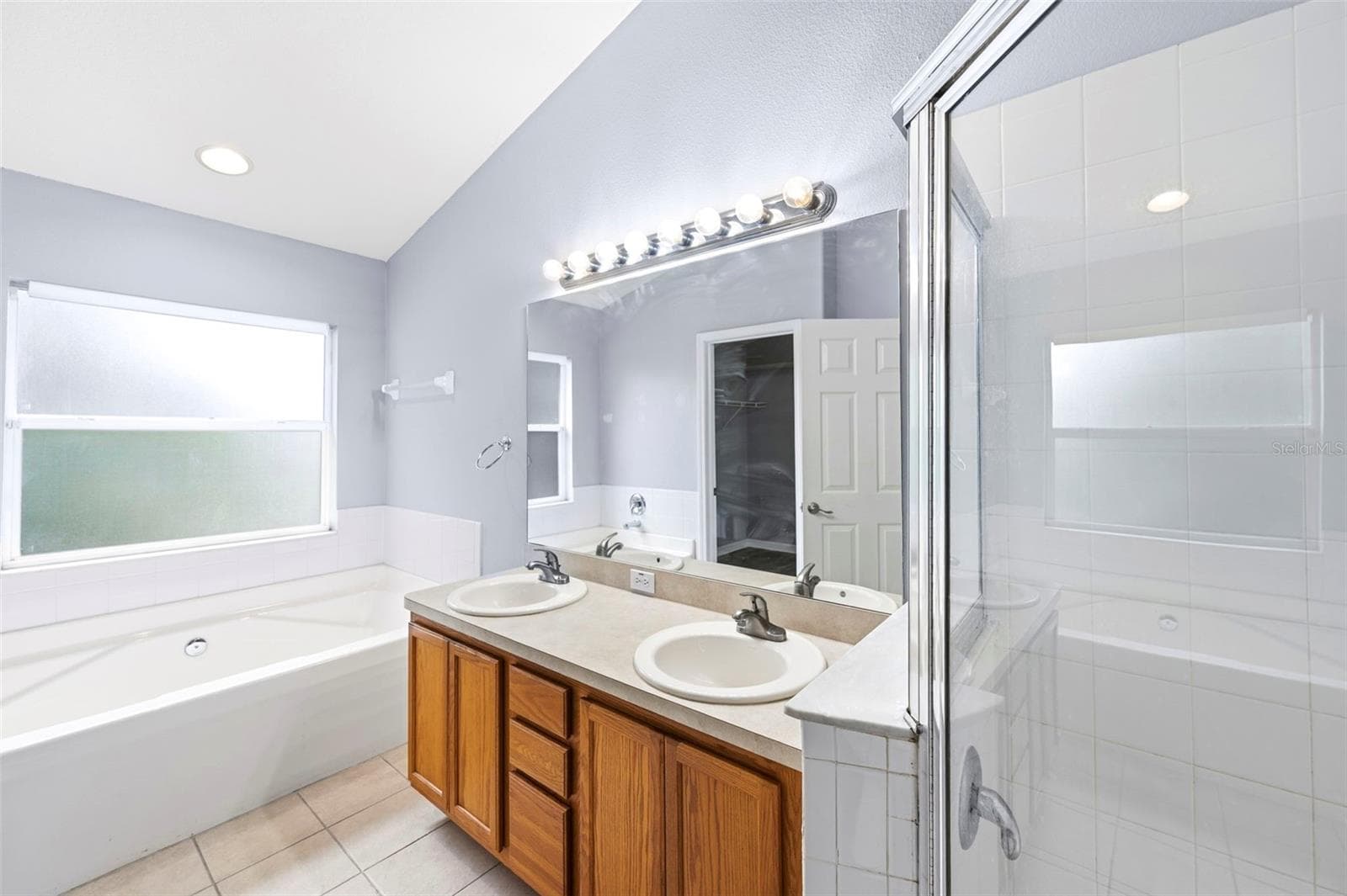 Primary bathroom - dual sinks, walk-in shower, soaking tub - 8013 BOONE DR, LARGO