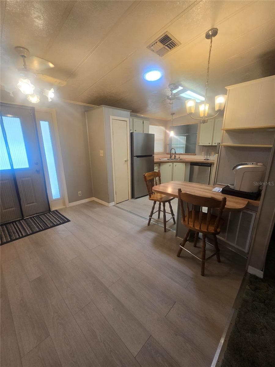 Kitchen with eat-in space - 4645 BURNEY DR, HOLIDAY