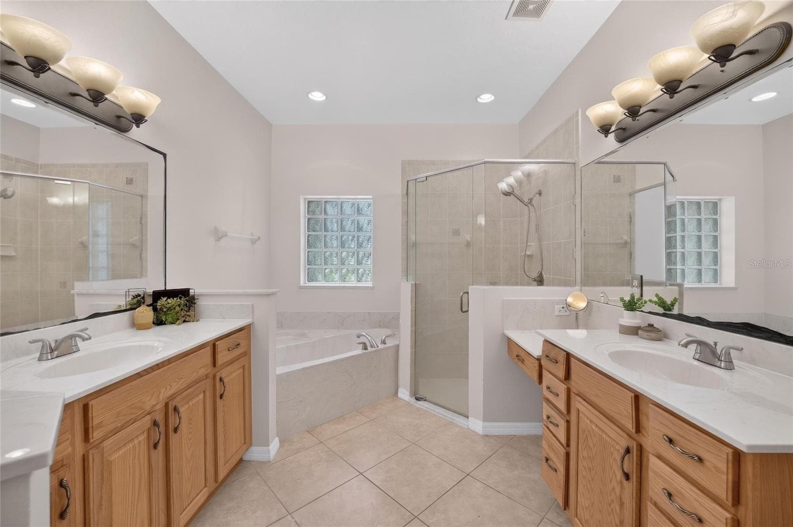 Dual Split Vanities - 19040 NW 88TH AVENUE RD, REDDICK