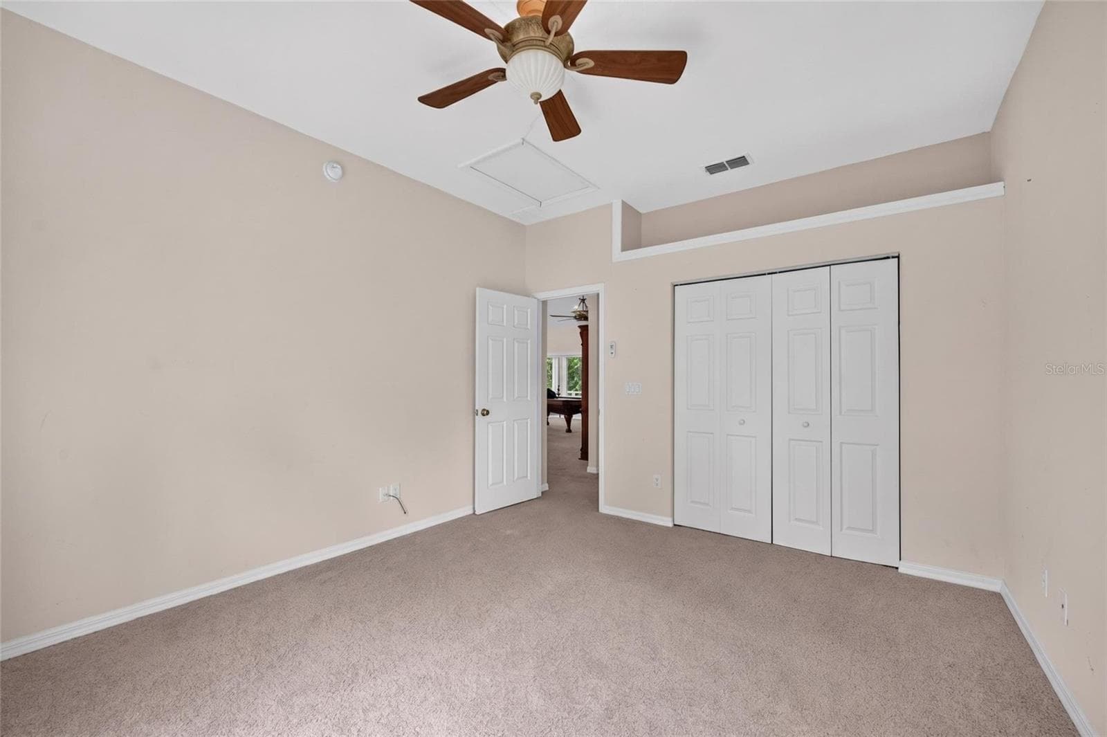 Bedroom 2 with Built-in Closet & Plant Shelf - 19040 NW 88TH AVENUE RD, REDDICK