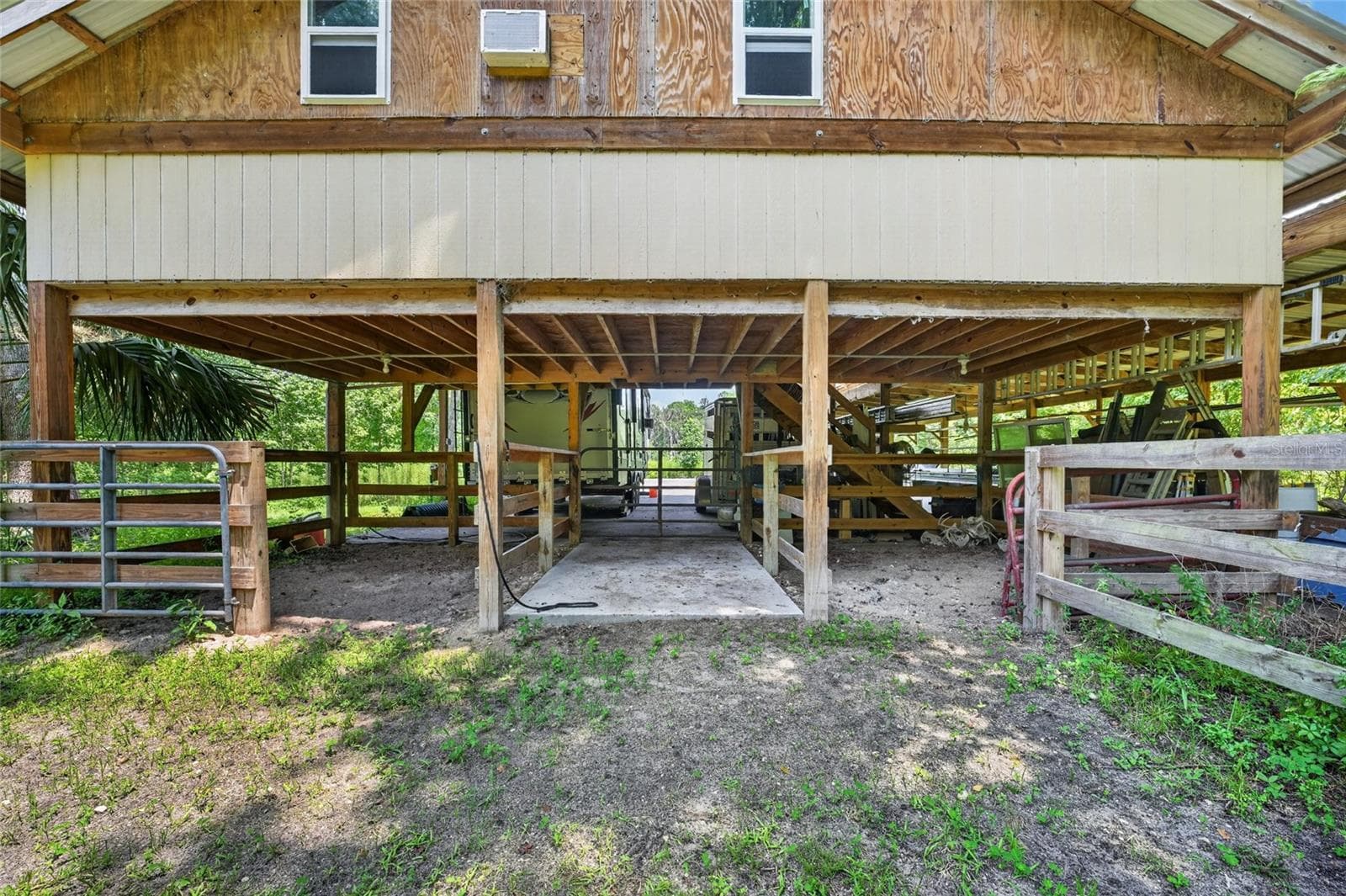 Grooming Area & Two Stalls - 19040 NW 88TH AVENUE RD, REDDICK