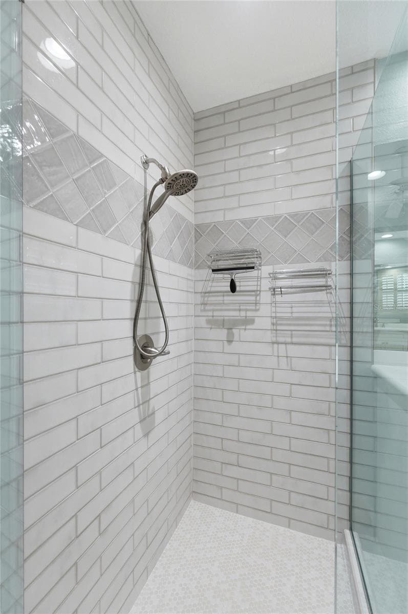 Seamless Glass Walk-In Shower - 4040 PALMA CEIA CIR, WINTER HAVEN
