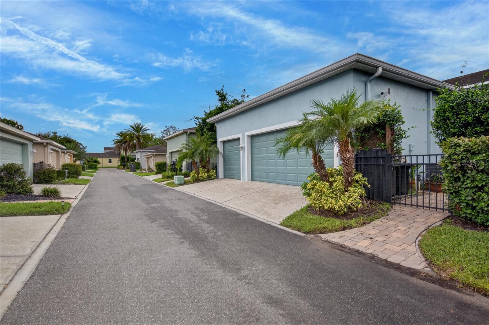 3 Car Alley Entry - 6144 CLIFF HOUSE LN, RIVERVIEW